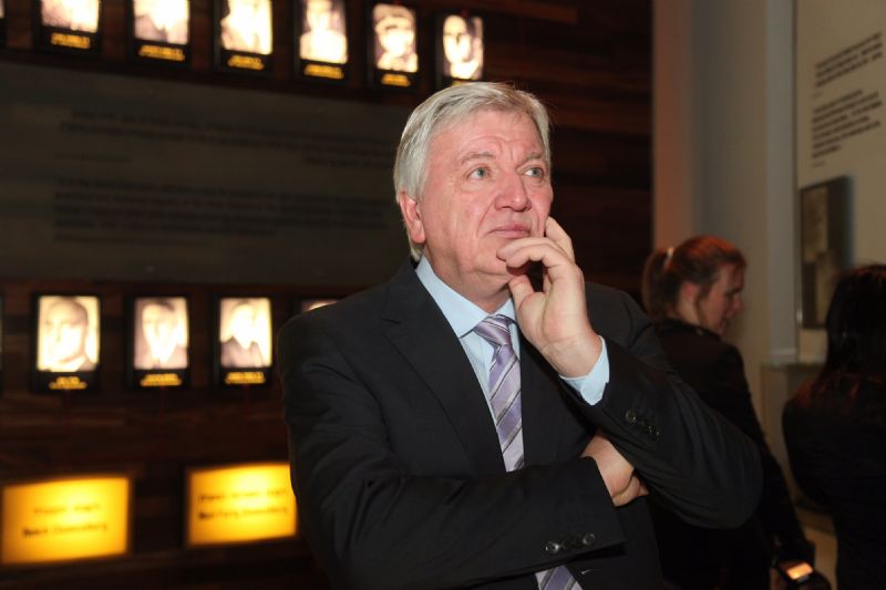 נשיא הבונדסראט וולקר בופייר מתבונן בתצוגה במוזאון לתולדות השואה